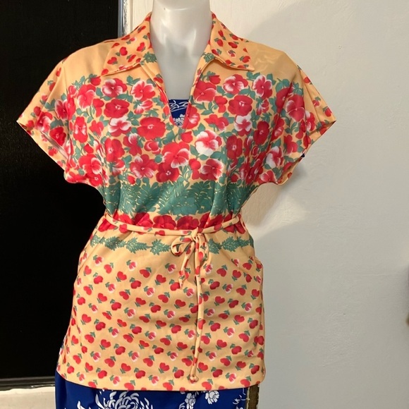 Tops - 1970’s vintage polyester belted V neck top size M